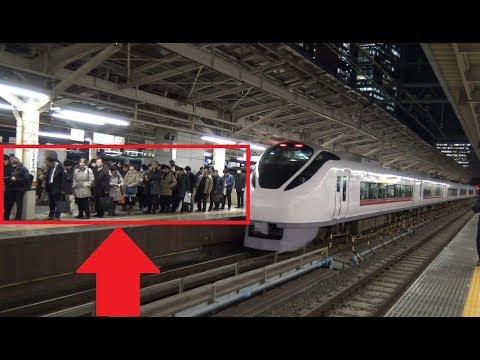 東京駅にできる長い湘南ライナーの列の前から出発していく上野東京ライン常磐線上り特急ひたちE657系