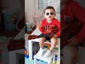 Manuel toca viola enquanto a Mafalda canta