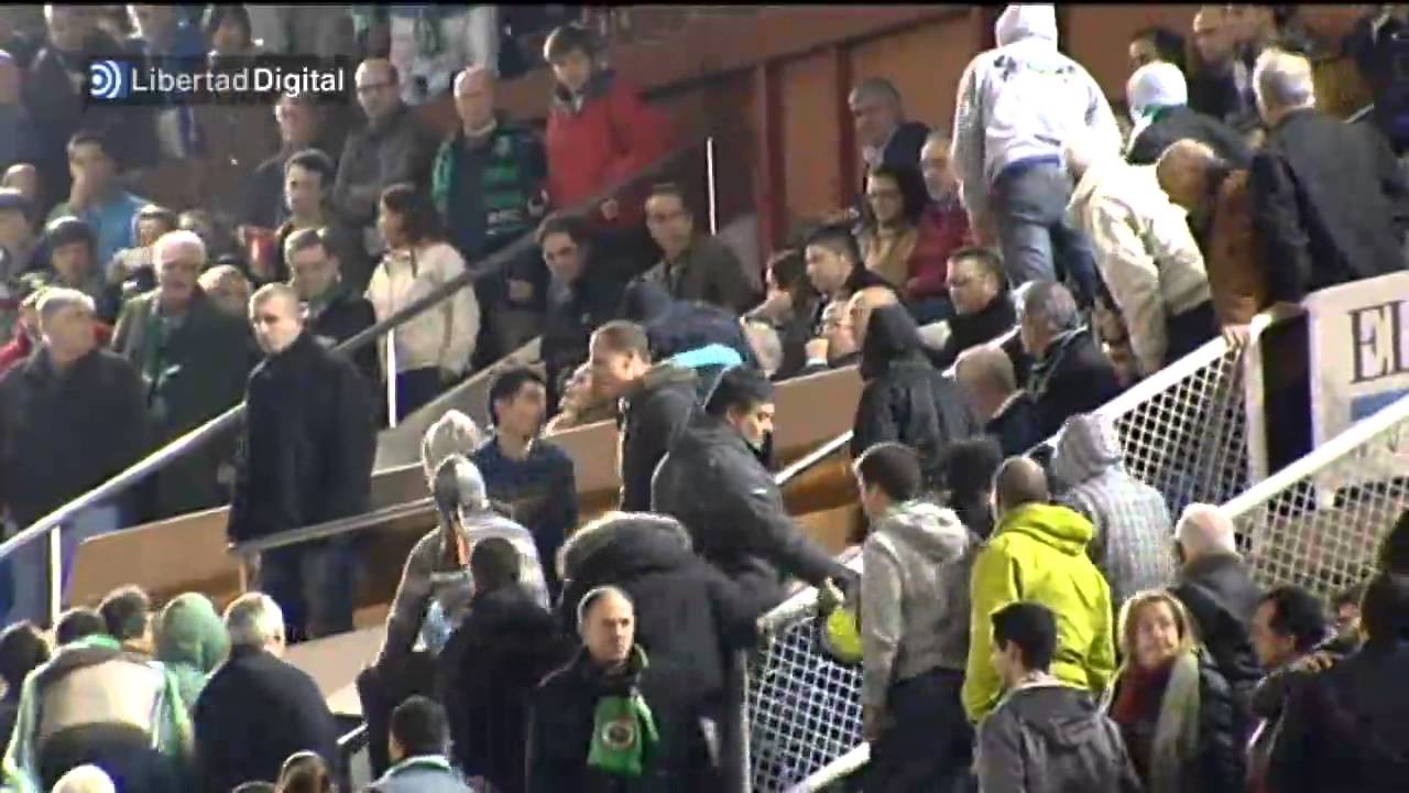 Aficionados del Racing de Santander intentan asaltar el palco y agredir al presidente