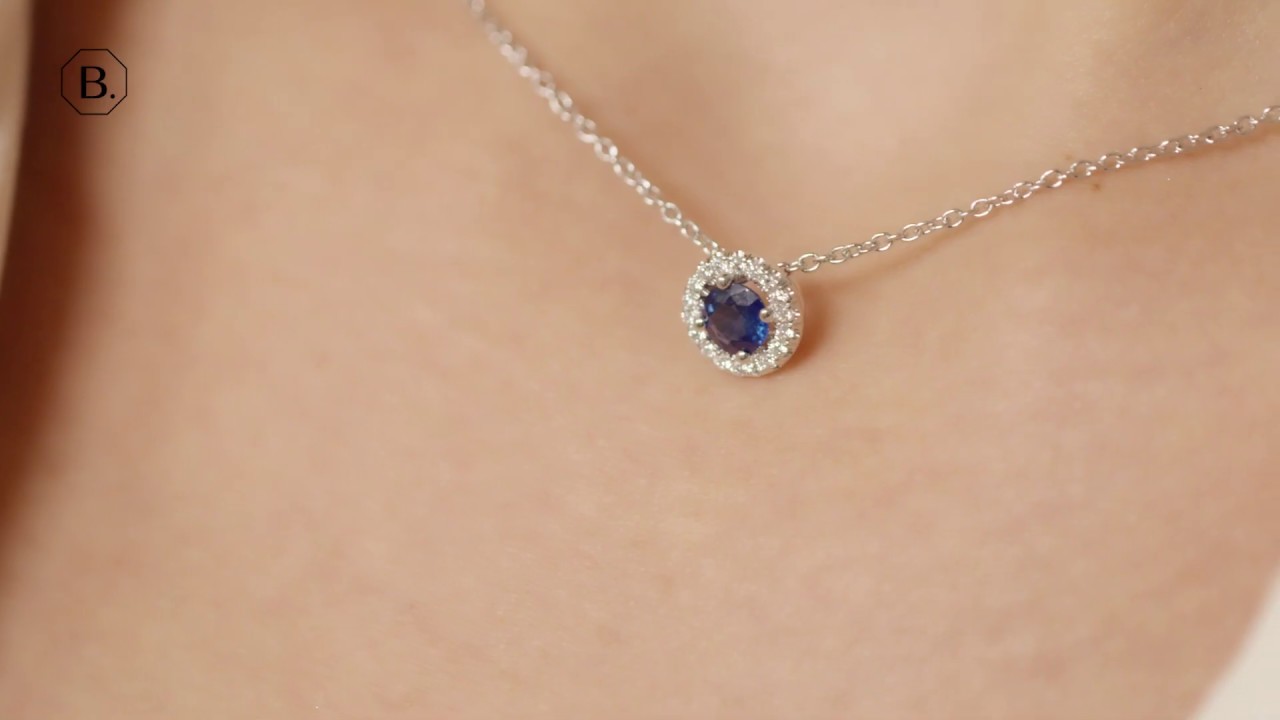 Halo necklace in white gold with a central sapphire and round diamonds