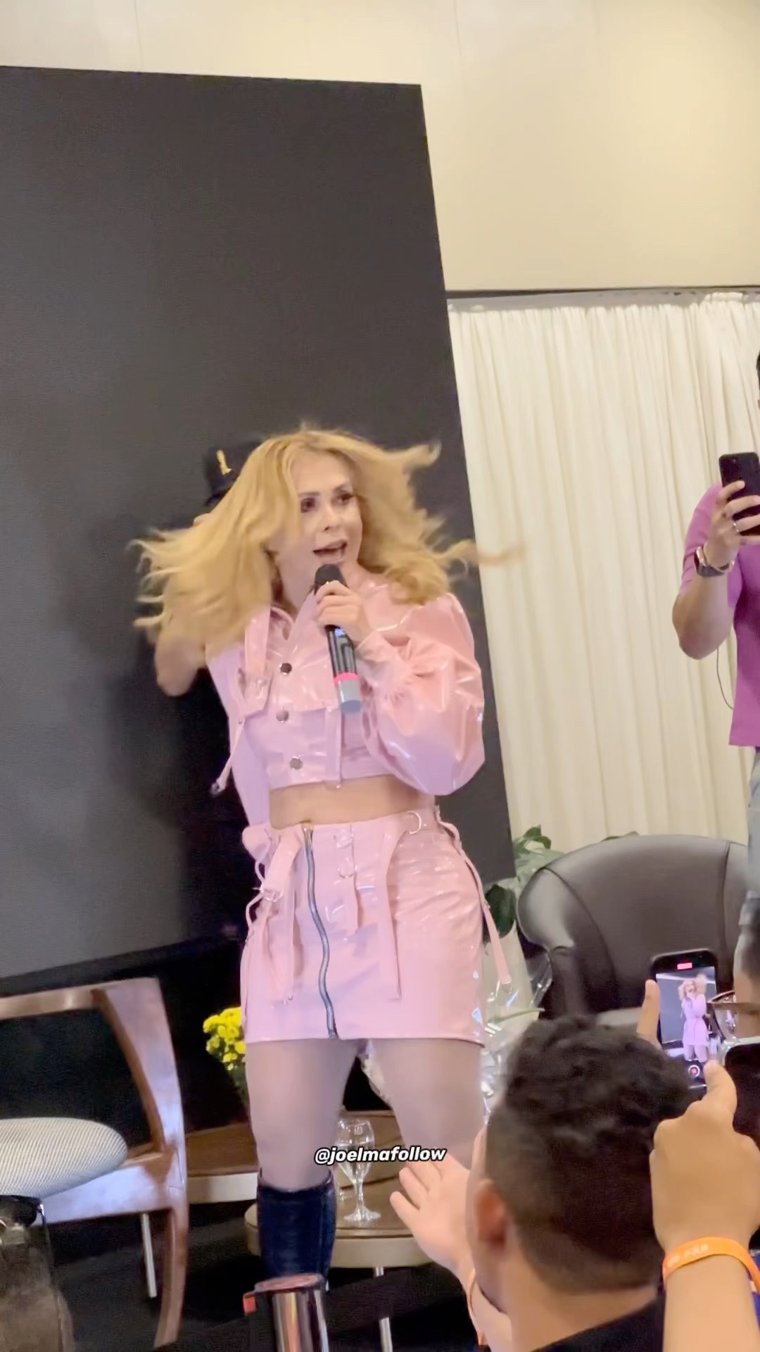 Joelma cantando Vamos ficar de Bem
