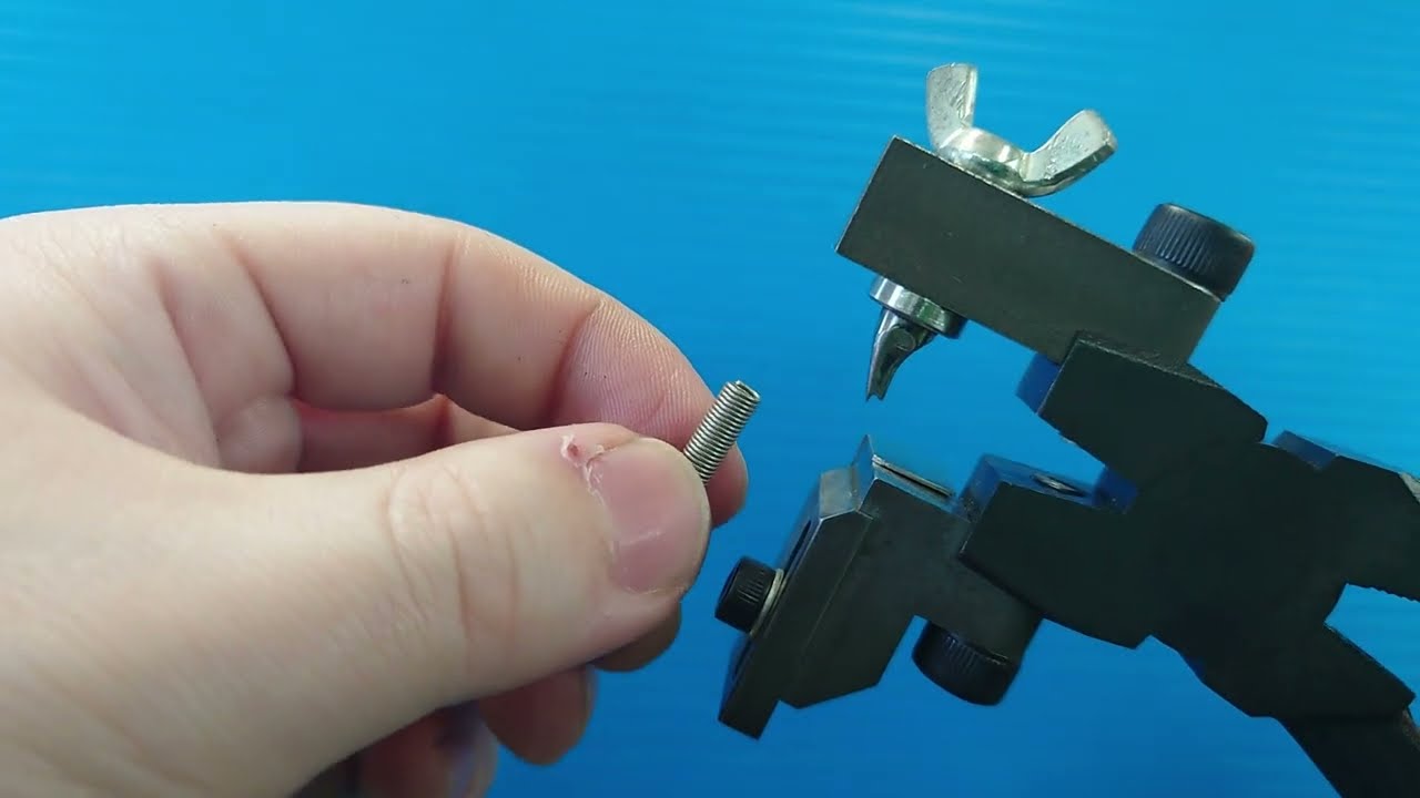 フッキングプライヤーを使った手加工でのフック起こし