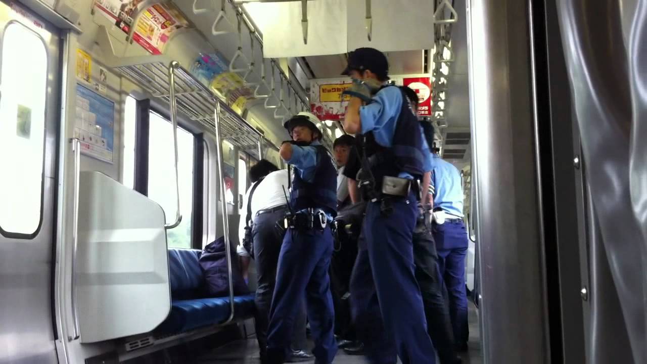 12 07 05 11 26 横須賀線包丁男逮捕の瞬間映像 Japanese Police Moment Of Arrest Youtube