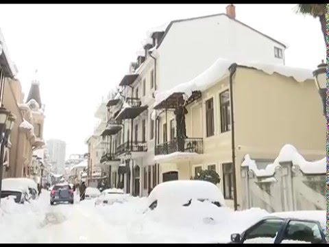 შსს-ს თანამშრომლები ბათუმის ქუჩების გაწმენდით სამუშოებში მონაწილეობენ