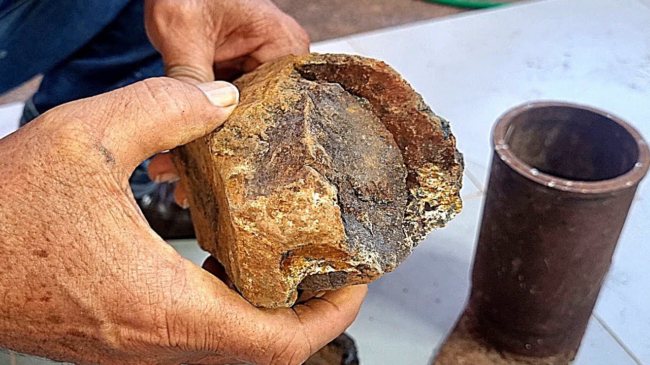 OLHA QUANTO OURO TIREI DE DENTRO DESSA PEDRA PRETA