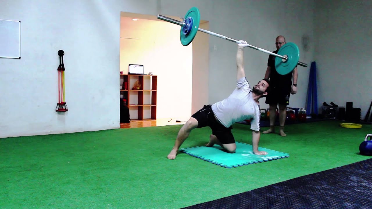 Levantada Turca con Barra 35 KG - Atom Entrenamiento Funcional