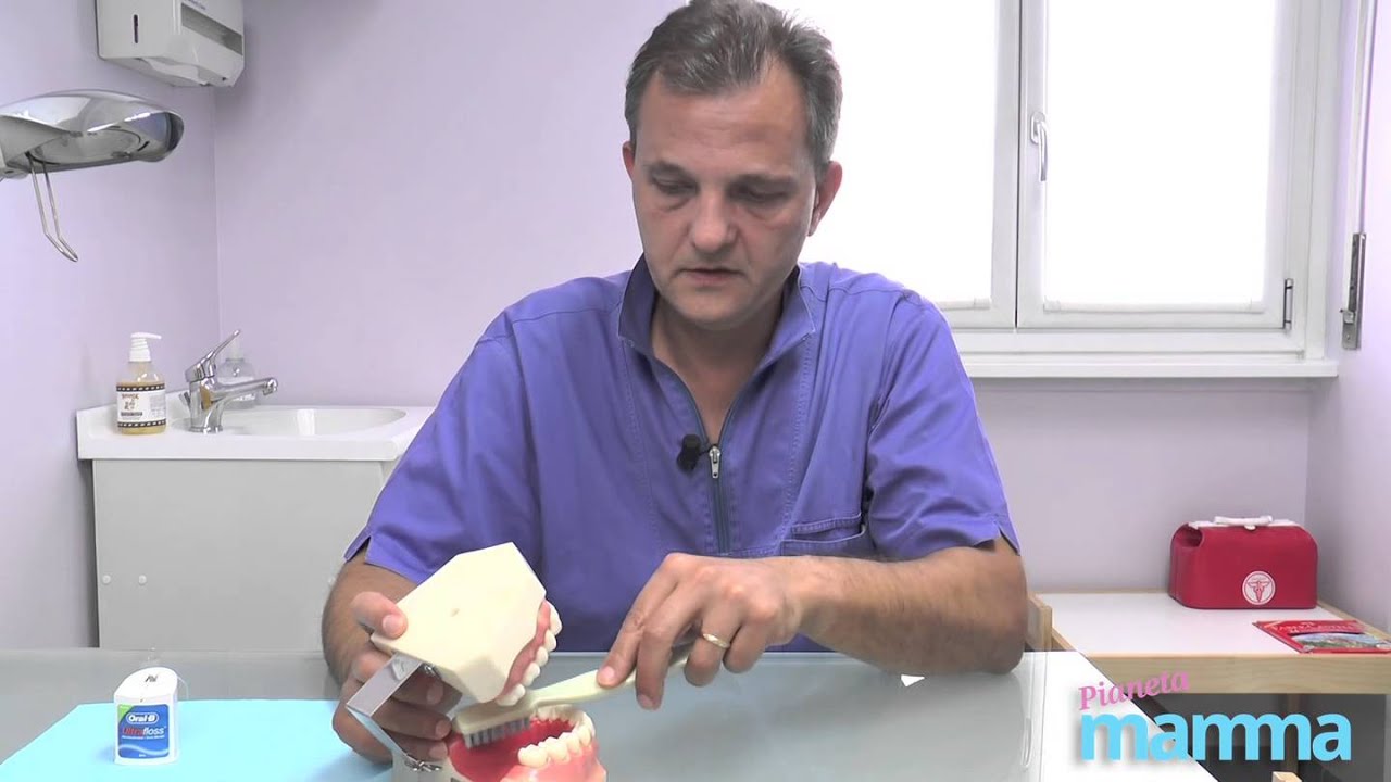 Lavare i denti ai bimbi piccoli: i consigli dell'odontoiatra