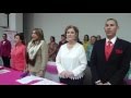 La chef Tía Florita y el escritor Carlos Díaz cantando el Himno Nacional