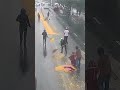 货车行驶途中,玉米粒不慎散落一地,热心路人自发帮忙。|中国新疆 和谐社会 #driving #corn #kernel #spilled #people #help #XinJiang #China