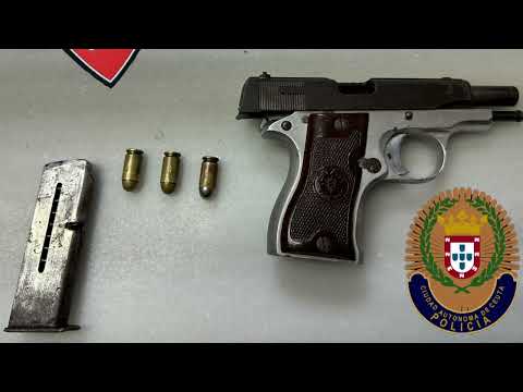 La policía local ha detenido esta noche a un menor que llevaba un arma de fuego.