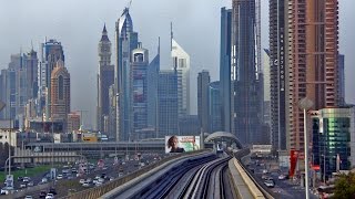 Mit der Dubai Metro durch die Skyline