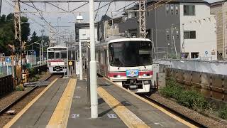 京王電鉄京王線　上北沢駅1番ホームを7000系特急が通過　2番ホームを8000系特急が通過