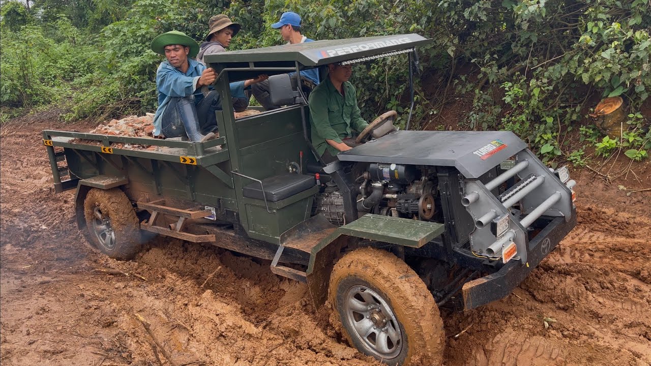 Siêu xe công nông đầu ngang chở đá làm đường ngày mưa bão 