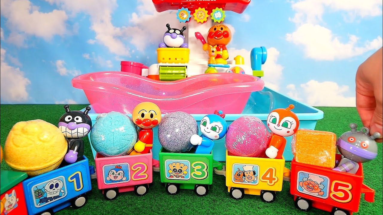 アンパンマンたちがバスボールで遊ぶよ！おもちゃで水遊び！
