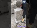 石工はのみで花崗岩の塊を花崗岩板に掘った