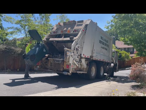 Mill Valley Refuse - Smokin' Autocar Heil 5000 Rear Loader Garbage Truck on Heavy Yardwaste!