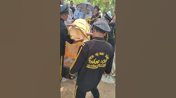 Anh em đạo tì bọc lớp ni lông quanh chiếc quan tài trước khi hạ huyệt.