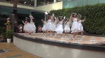 Bài múa của học sinh lớp 5/6, trường tiểu học Lương Định Của, quận 3 (4/4).