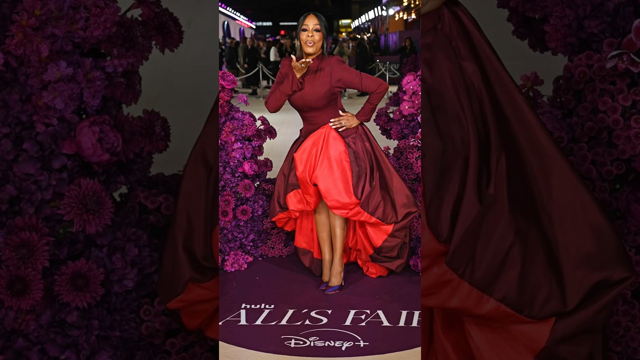 Образ Ниси Нэш в стиле колор-блок на премьере «Всё честно» в Лондоне от Hulu 