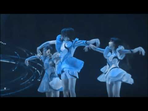Perfume 視覚効果付ライブステージ写真2枚のスライドショー