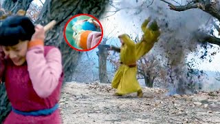 日軍到處抓捕無辜女孩，共軍女兵引誘日軍追擊，一顆手雷把日兵炸上天！