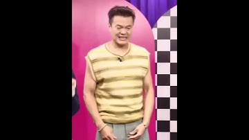JYP doing Itzy Wannabe shoulder dance with his daughters 😆