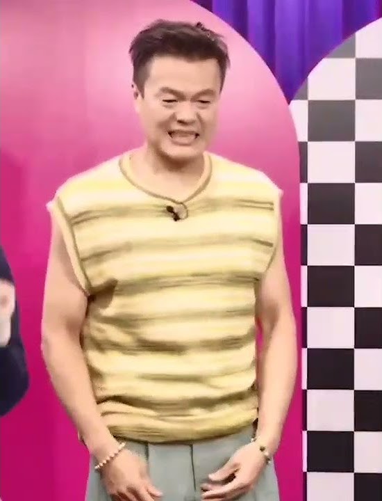 JYP doing Itzy Wannabe shoulder dance with his daughters 😆