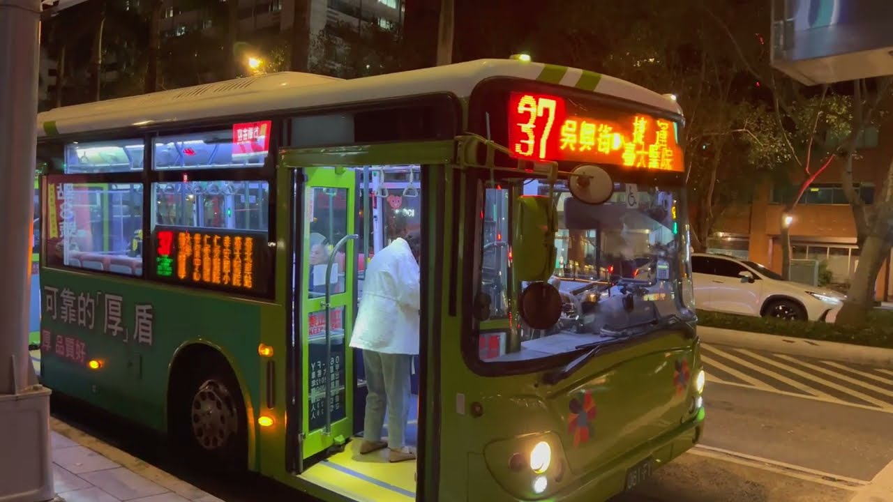 A New Yorker Takes a Ride on the Taipei Bus from Da’an District to Ximending – Video