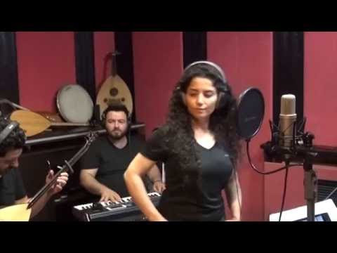 Deniz Toprak - Beyaz Giyme Söz olur (Canlı Performans)