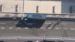 首都高でトレーラー横転 ２人死傷、車体の一部落下