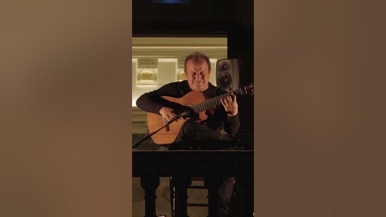 El guitarrista jerezano, Gerardo Núñez, conquistó anoche Pamplona desde el Palacio de Navarra