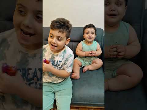 دينيز استقوى على اخوه واخد مصاصتو بابا حل المشكلة فورا