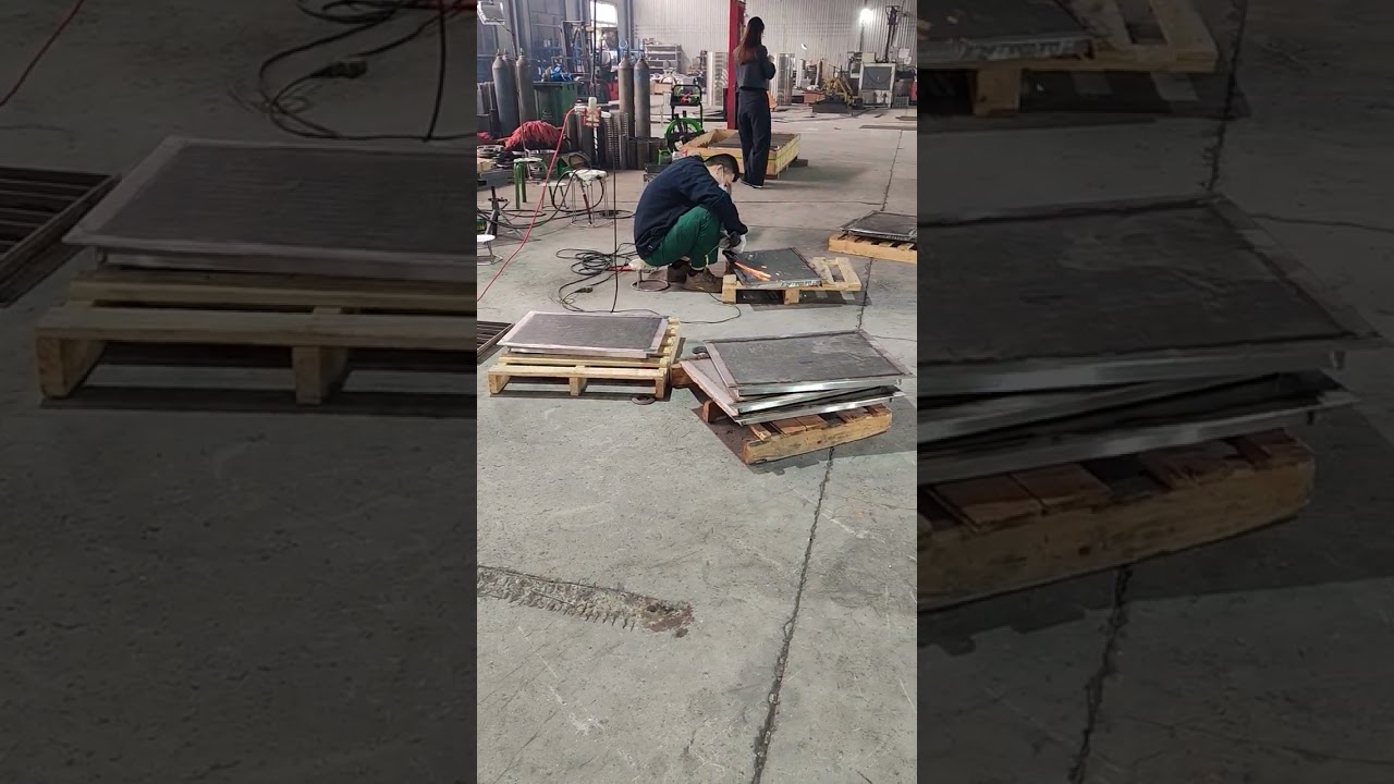 Stainless Steel Wedge Wire ScreenPanels on producing