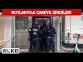 Almanya'nın Berlin Kentinde Polisler Camiye Botlarıyla Girdi
