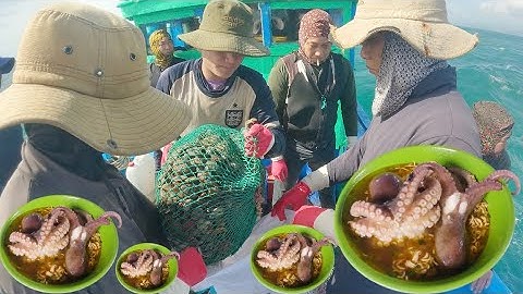 Bát Mì Bạch Tuộc Thơm Ngon Trong Ngày Biển Động Thất Thu Của Anh Em Thợ Lặn | Cảnh 86