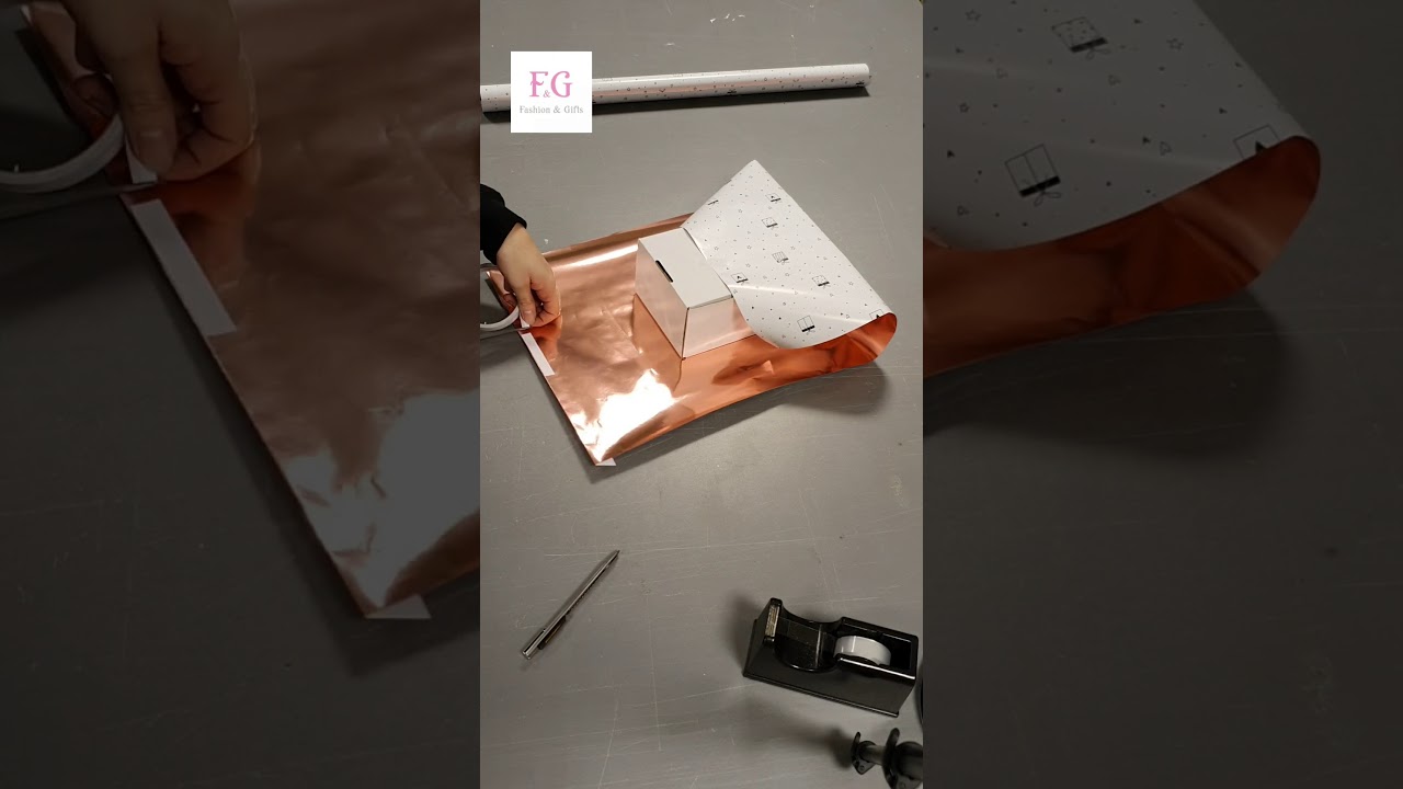 inpakken met dubbelzijdig cadeaupapier idee 1