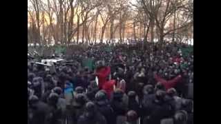 Майдан  Люди В Красных Куртках Командуют «Мирными» Протестующими