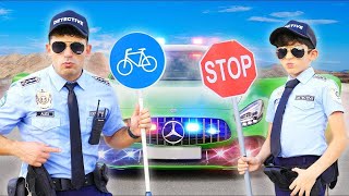 Jason e Alex interpretano i poliziotti e controllano il traffico | Giochi educativi per bambini