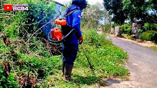 Bantu Kawan memotong rumput di Lngkungan sekitar halaman rumah nya