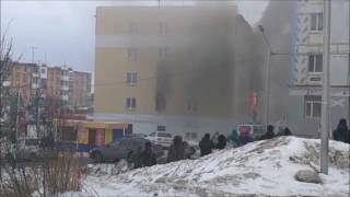 В общежитии на перекрестке улиц Наровчатова и Пролетарской в Магадане горел второй этаж