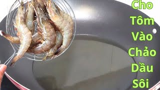 Just put the shrimp in a pan of boiling oil. And there you have it, a delicious shrimp dish! This... screenshot 4