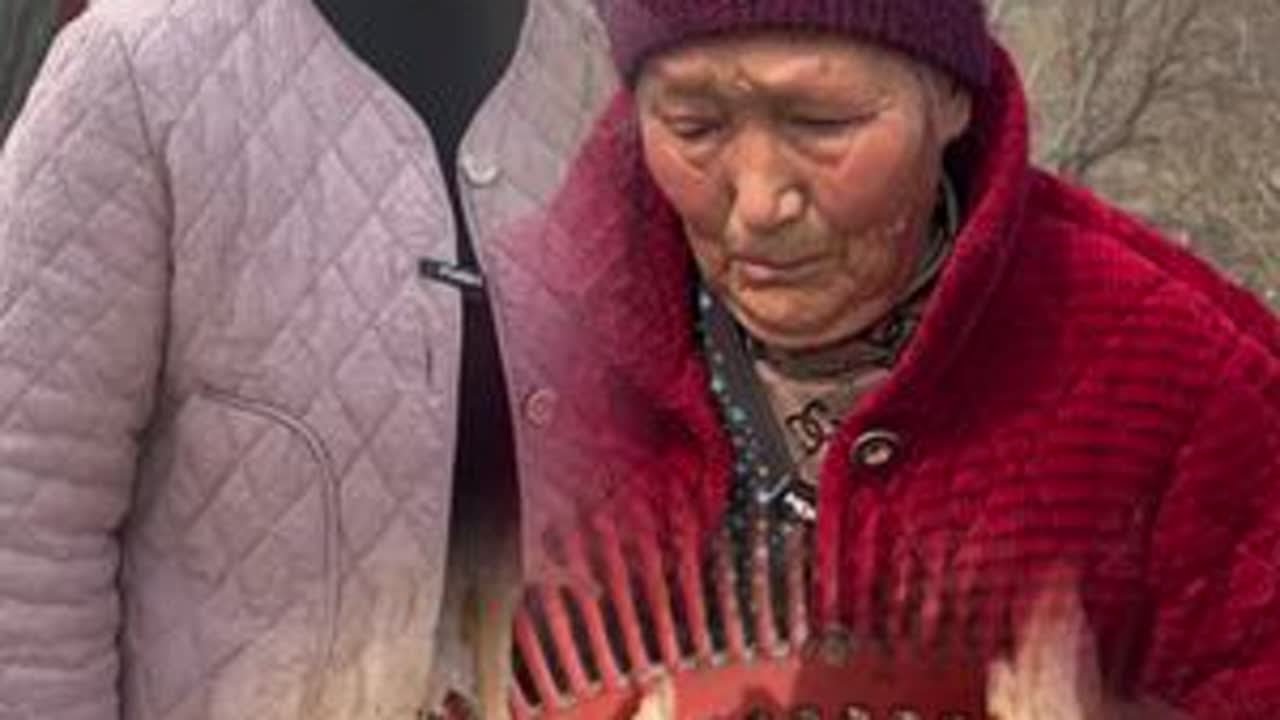 尊老为善，尊老为德 ，善待老人就是善待明天的自己，奶奶想吃油饼了，今天给奶奶烙油饼吃