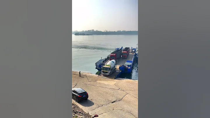 Four large tank trucks cross the Yangtze River by boat and ferry. Scenery along the river. Life pho - DayDayNews