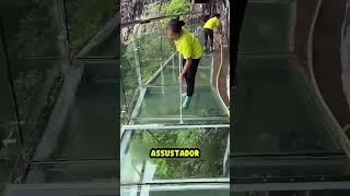 Limpeza satisfatória na ponte de vidro...
