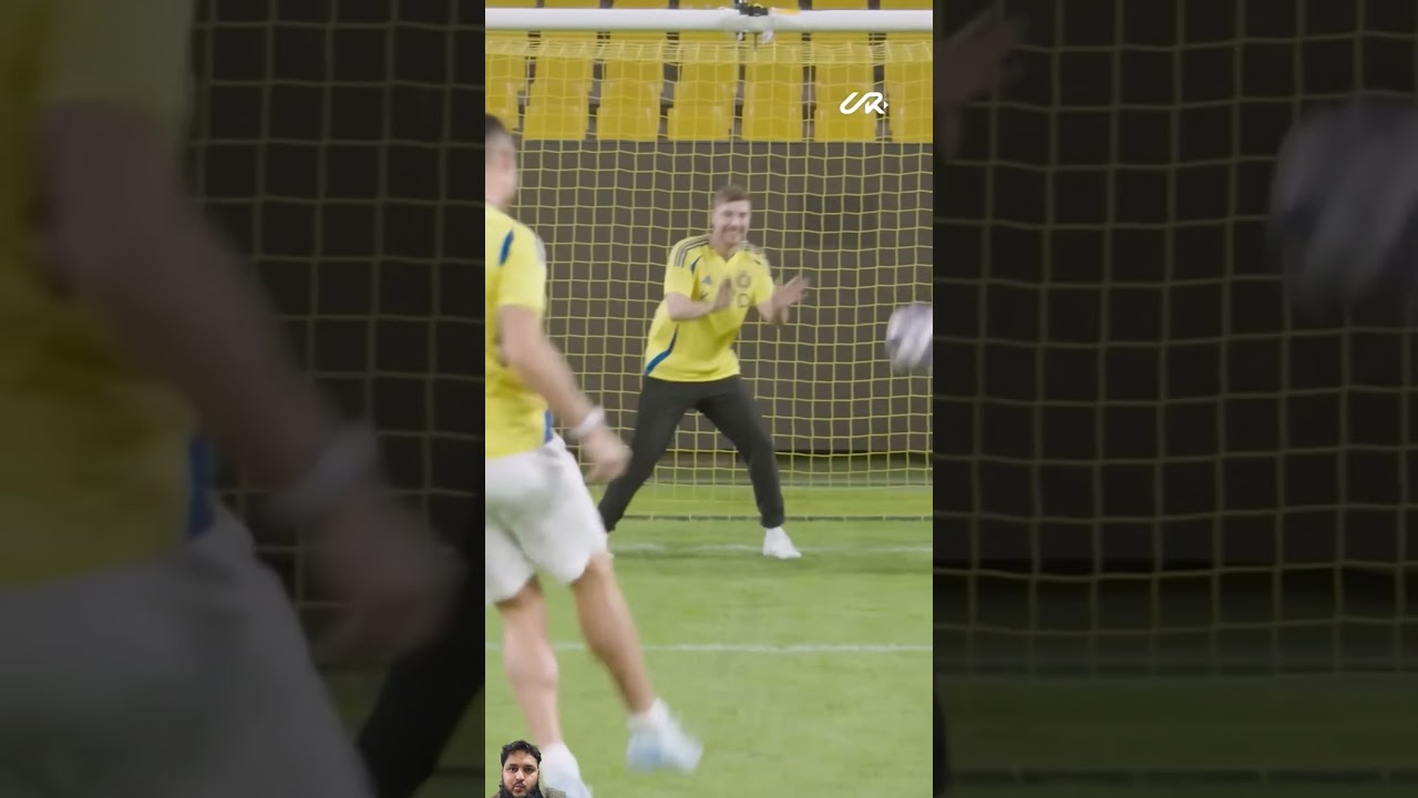 Cristiano shoots, MrBeast tries to stop it... and painfully fails! 🖐️⚽