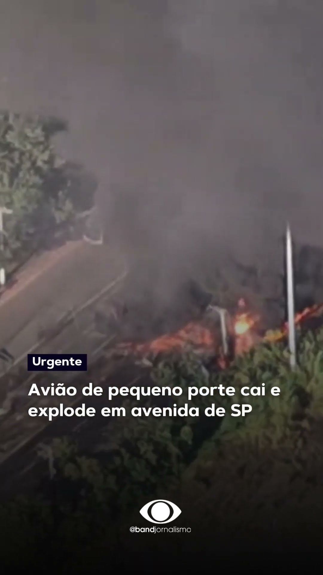 Avião de pequeno porte cai em avenida na Barra Funda, em São Paulo