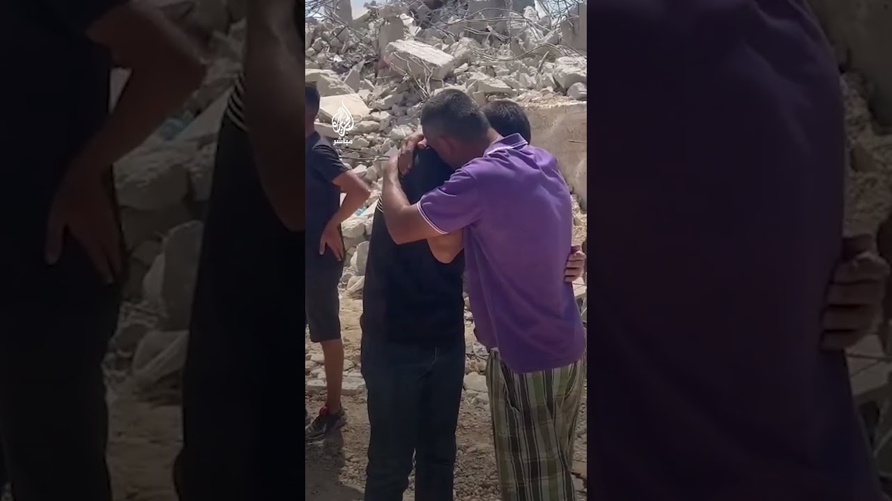 بالدموع والحسرة .. شابان يبكيان على أنقاض منزلهما الذي هدمه الاحتلال في خربثا المصباح غربي رام الله