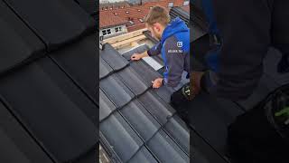 #handwerk #solar #solarmontage #photovoltaik #ersatzziegel #pvmontage   #dachdecker #youtubeshorts