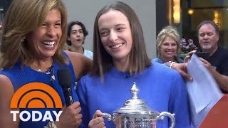 Iga Swiatek Brings Her Us Open Trophy To The Today Plaza