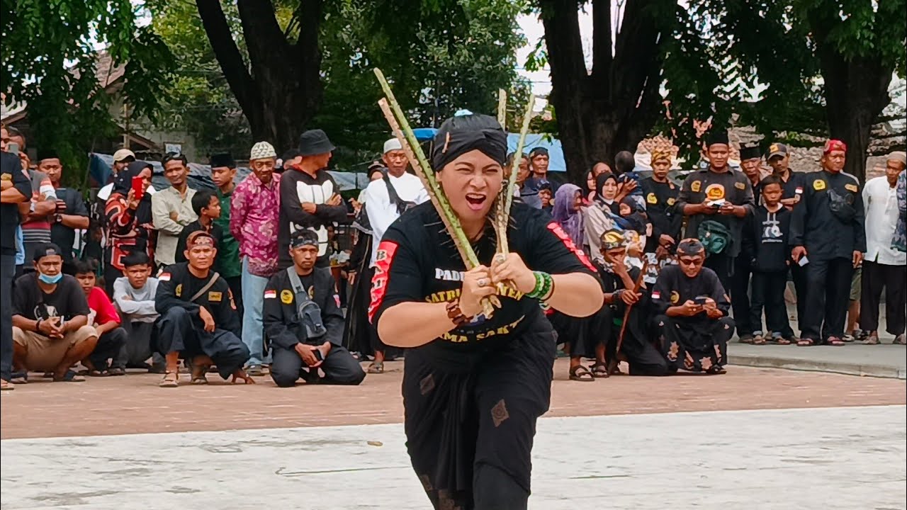 NGERI AKSI DEBUS PALING SERAM DI MILAD KE-7 LASKAR MACAN ALI CIREBON ...